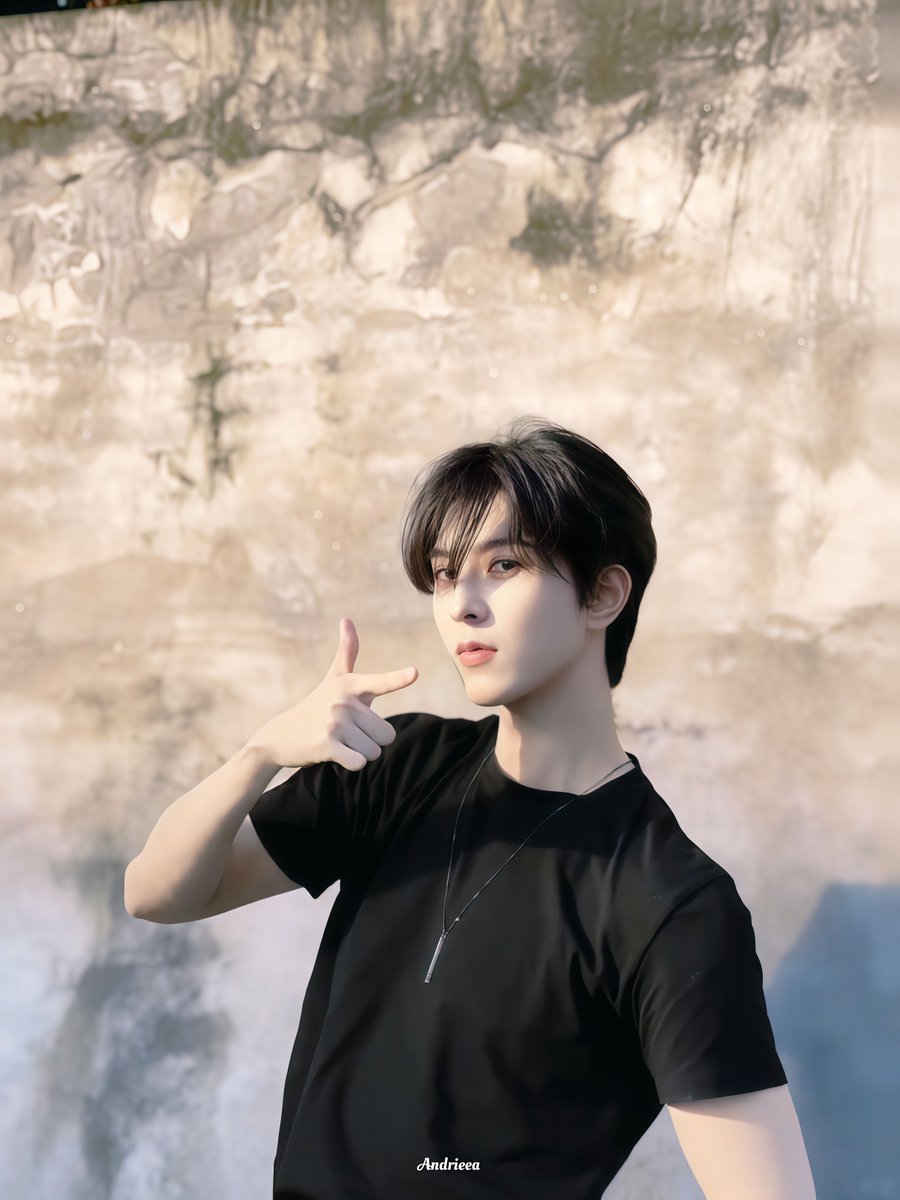 andrieea_'s tweet photo. QiuQiu is so beautiful. His beauty is so striking. And I can't help but wonder why he looks so gentle and charming! ✨🧡

#QiuDingjie #KipukaQiu #邱鼎杰 https://t.co/cGhW7wQSYZ