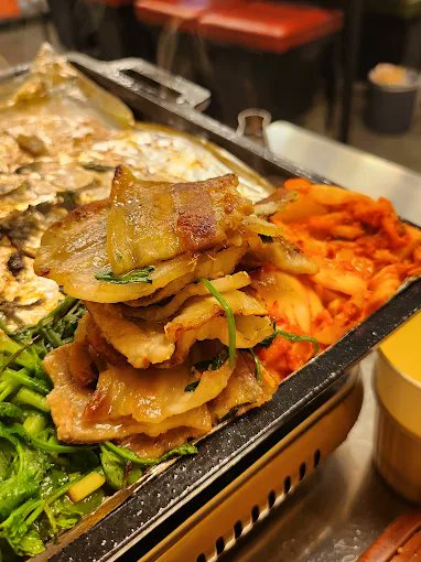 essentialjpn's tweet photo. サダン駅でサムギョプサルを食べるならここ！

当院から徒歩圏内の매복식당（メボク食堂）🥩

スタッフさんが最後まで焼いてくれるので、初めてでも安心😊
香ばしく焼き上げたお肉はもちろん、キムチやソースとの相性も抜群！💗

施術を受けた後のごはんにもおすすめです🍽️ https://t.co/Db5brXVxyy