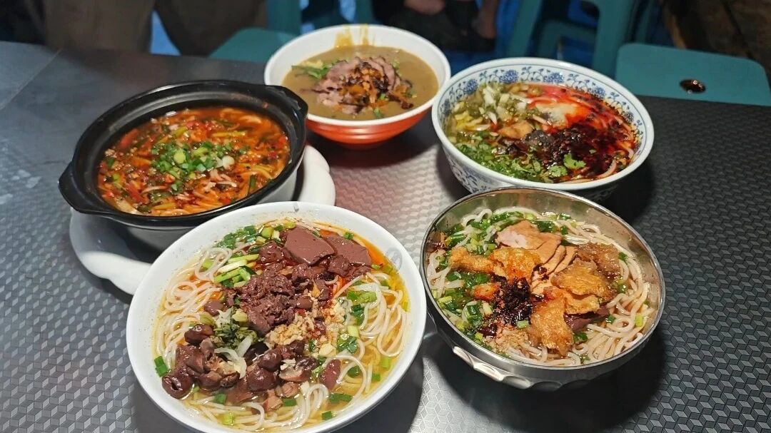 zguow's tweet photo. 连日来，云县滨河东路云雪花园路段热闹非凡，2026云县美食文化节自开街以来持续热度不减，特色米线一条街更是人气集聚。 https://t.co/u2BEQguyAh