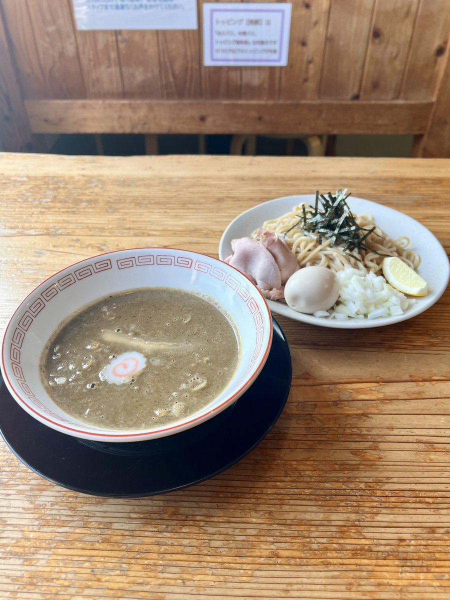 houkiya_yonago's tweet photo. おはようございます🌞

なりやんプレゼンツ😏
極悪魚介家系つけそば僅かです🐟🐷
未食の方は是非‼️
※本日なりやんはいません
※いるのは…来たら分かります

デフォより人気な‼️
鳥取ネオ中華蕎麦もあります‼️
熱々です‼️
火傷注意⚠️🚨
デフォより人気な油ソバもあります‼️
まぜまぜして食べてね😉🌀

令和8年7月25日(土)
10時30分開店で
20時30分でラストオーダー
⚠️本日は営業🗓️通り【昼夜通し営業】

⬇️昼営業のメニューです⬇️

【通常🍜】
▶︎ホンモノ家系ラーメン《 濃口or淡口 》

【限定🍜】
▶︎油ソバ
▶︎ホンモノ家系ラーメンのつけ麺
▶︎鳥取ネオ中華蕎麦
▶︎極濃魚介家系つけそば

【限定🍚】
▶︎賄い飯

フォロワー限定🉐サービスはリプ欄で⬇️

#宇宙一ヒマな家系ラーメン屋
#日本一田舎の家系ラーメン
#SupportYourLocalRamenShop
#諸悪の根源