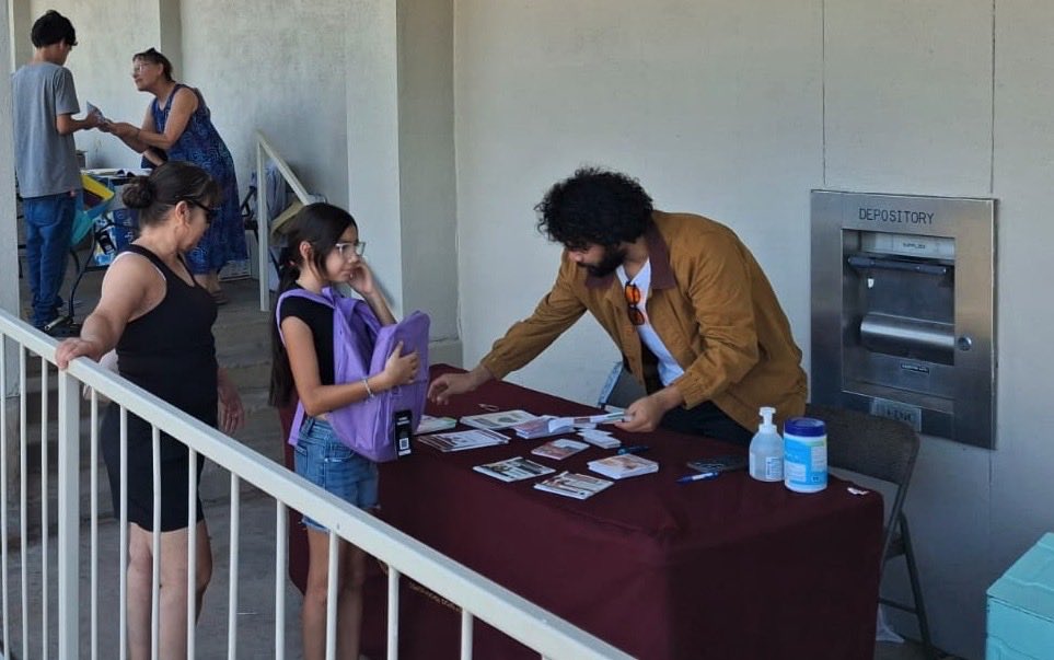 ConsulMexDou's tweet photo. El #ConsulmexDouglas participó en “Bisbee Back 2 School”, compartiendo información sobre protección consular, asesoría legal y oportunidades educativas en México. 🇲🇽 ¡Acércate a tu Consulado! #ProtecciónConsular #AsesoríaLegal https://t.co/m4VDNuOZVC