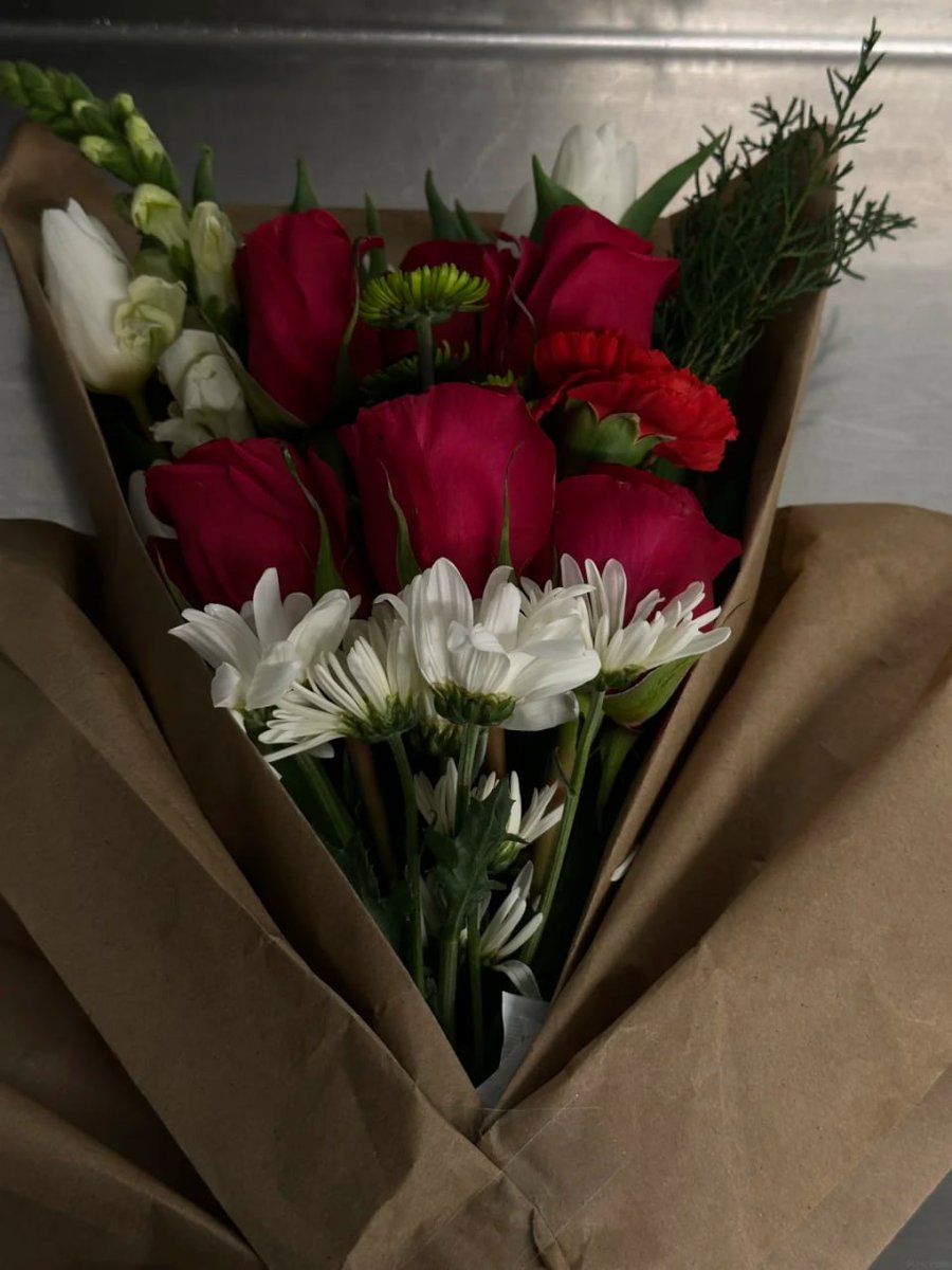 zigzags06's tweet photo. Flowers are the sweetest way to say what words cannot. ❤️💐Simple, fresh, and naturally beautiful. That's all you need. 🍎 https://t.co/wv7CKYBuwG