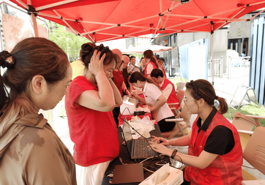 neonono3's tweet photo. 「本周六社区便民市集来啦！修鞋缝补、义诊理发、手工DIY全免费，下楼就能办小事、攒邻里情～社区中心广场，快来呀！」， https://t.co/JH5Fw8UXCX