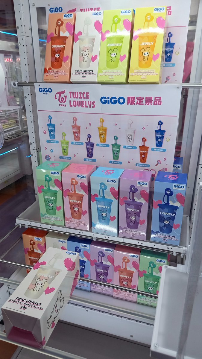 GiGO_Funabori's tweet photo. 🍬🍭新景品のご案内🍭🍬

『TWICE』JAPANデビュー9周年を記念してGiGO限定景品が登場‼

🍬第2弾
🍭『うるちゅるシール BIG』
🍭『ストロー付きタンブラー』
🍭『収納付きエコバッグ』

上記3種が本日7/25(土)より登場です🎵

ぜひ、GiGO船堀でGETしてください‼

#TWICELOVELYS #GiGO #GiGO船堀 https://t.co/X7pNPUXe2W