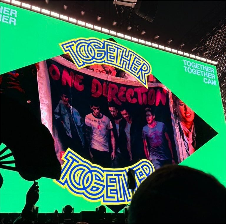 Crismtz_ahft's tweet photo. Oh One Direction en la pantalla grande del show de Harry 😭❤️ https://t.co/DYFjrpKaWa