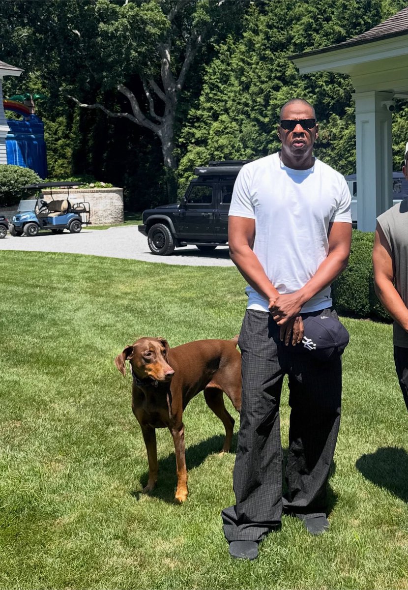 thejayzsource's tweet photo. do The Carters have a dog?? And ik their house looks good!!😭 https://t.co/vJRTocop2d