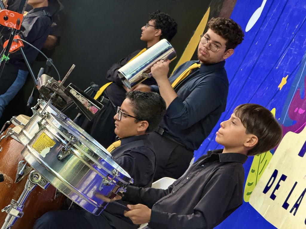 SantaTeclaSV's tweet photo. La Plaza de la Cultura, en el Paseo El Carmen, se llena de música esta tarde con la presentación de la Marimba Chaleco.

Las familias disfrutan del talento de este grupo de jóvenes alumnos del Colegio Salesiano Santa Cecilia, quienes comparten su pasión por la música. https://t.co/0Bi47hiHLh