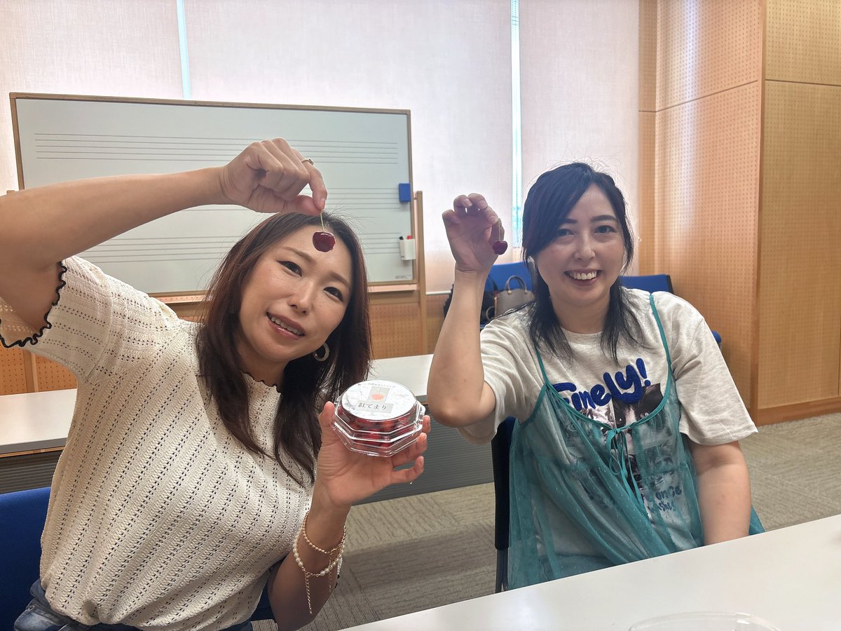 P4KqCtwg5GWU13c's tweet photo. 先日の練習前に、ナミさんのお誕生日をささやかですがみんなでお祝いしました🎂✨

美味しいご飯にケーキ、そしてマナさんに頂いたさくらんぼ🍒😊

改めて、お誕生日おめでとう！
素敵な一年になりますように🎉

#アンリミテッドカラー #誕生日 #HappyBirthday https://t.co/S9P8vLfe4c