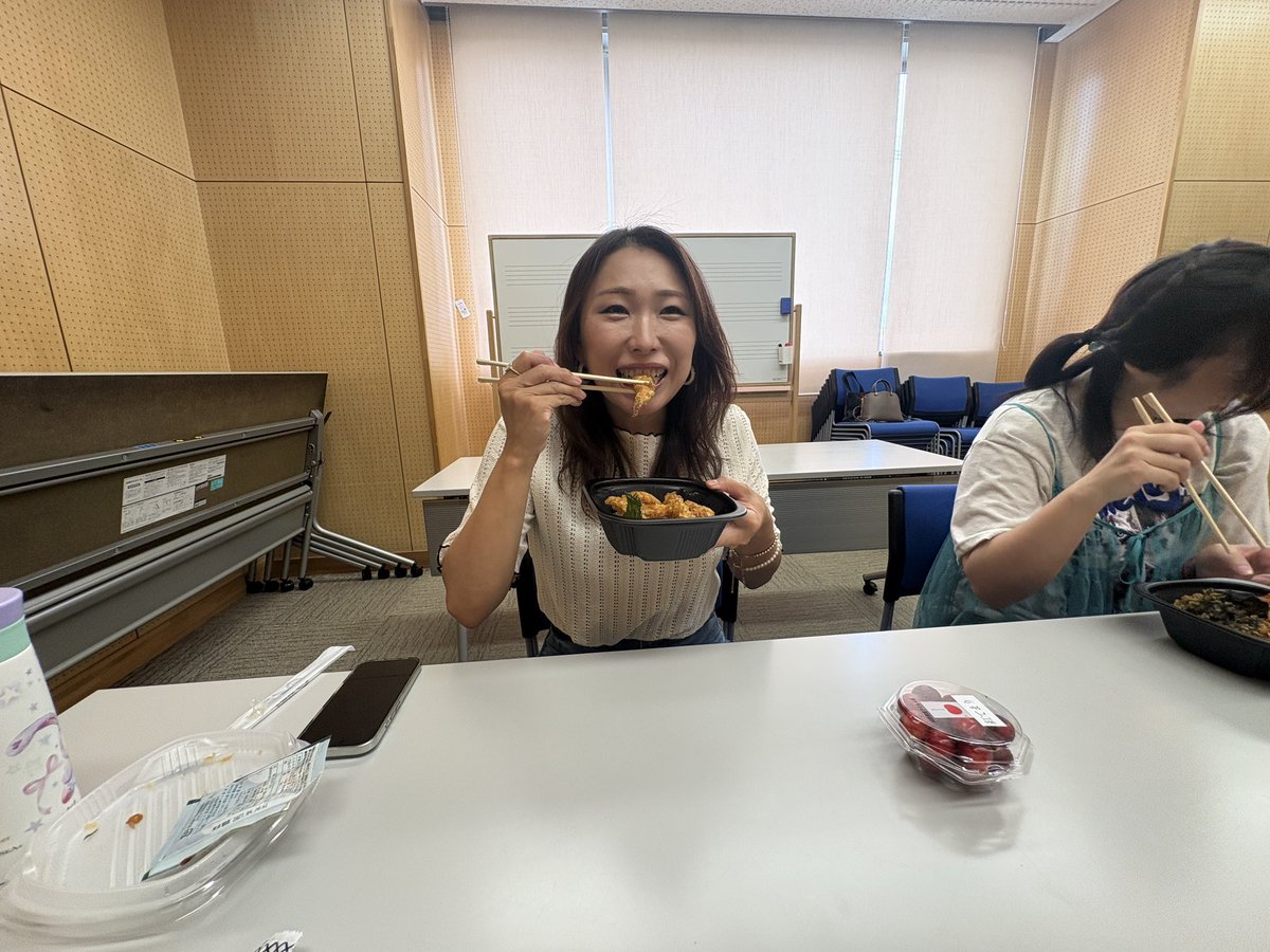 P4KqCtwg5GWU13c's tweet photo. 先日の練習前に、ナミさんのお誕生日をささやかですがみんなでお祝いしました🎂✨

美味しいご飯にケーキ、そしてマナさんに頂いたさくらんぼ🍒😊

改めて、お誕生日おめでとう！
素敵な一年になりますように🎉

#アンリミテッドカラー #誕生日 #HappyBirthday https://t.co/S9P8vLfe4c