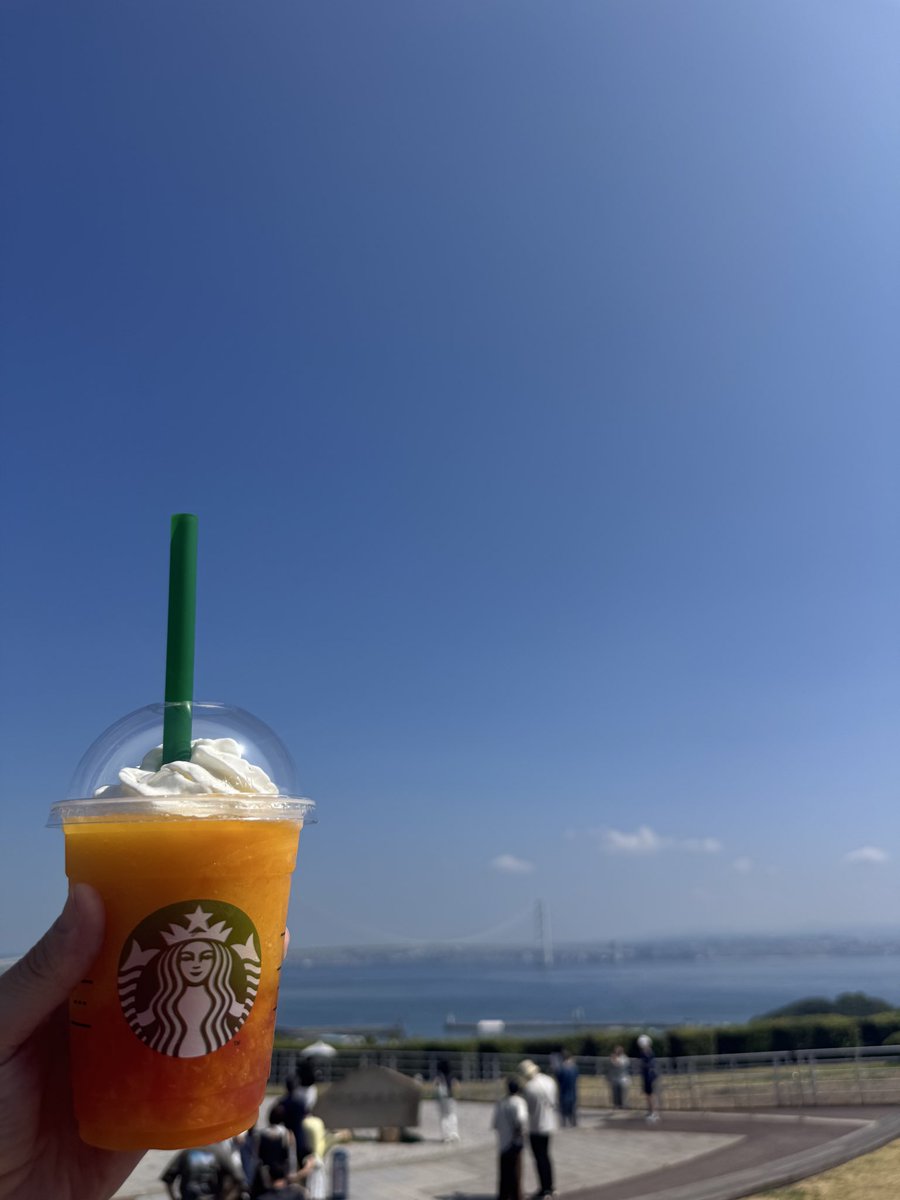 osin_jp's tweet photo. おはようございます📗

淡路島は晴れのイマソラです☀️

現在２号は、
淡路ハイウェイオアシスで休憩中です🚗✨

これから徳島のキャンプサイトへ向かいます🏕️

朝からすでに暑いですが、
こまめに休憩を取りながら安全運転で行ってきます🫡

総勢9人のにぎやかな家族旅行、
どんな旅になるのか楽しみです🤣

みなさんも素敵な休日をお過ごしください☺️