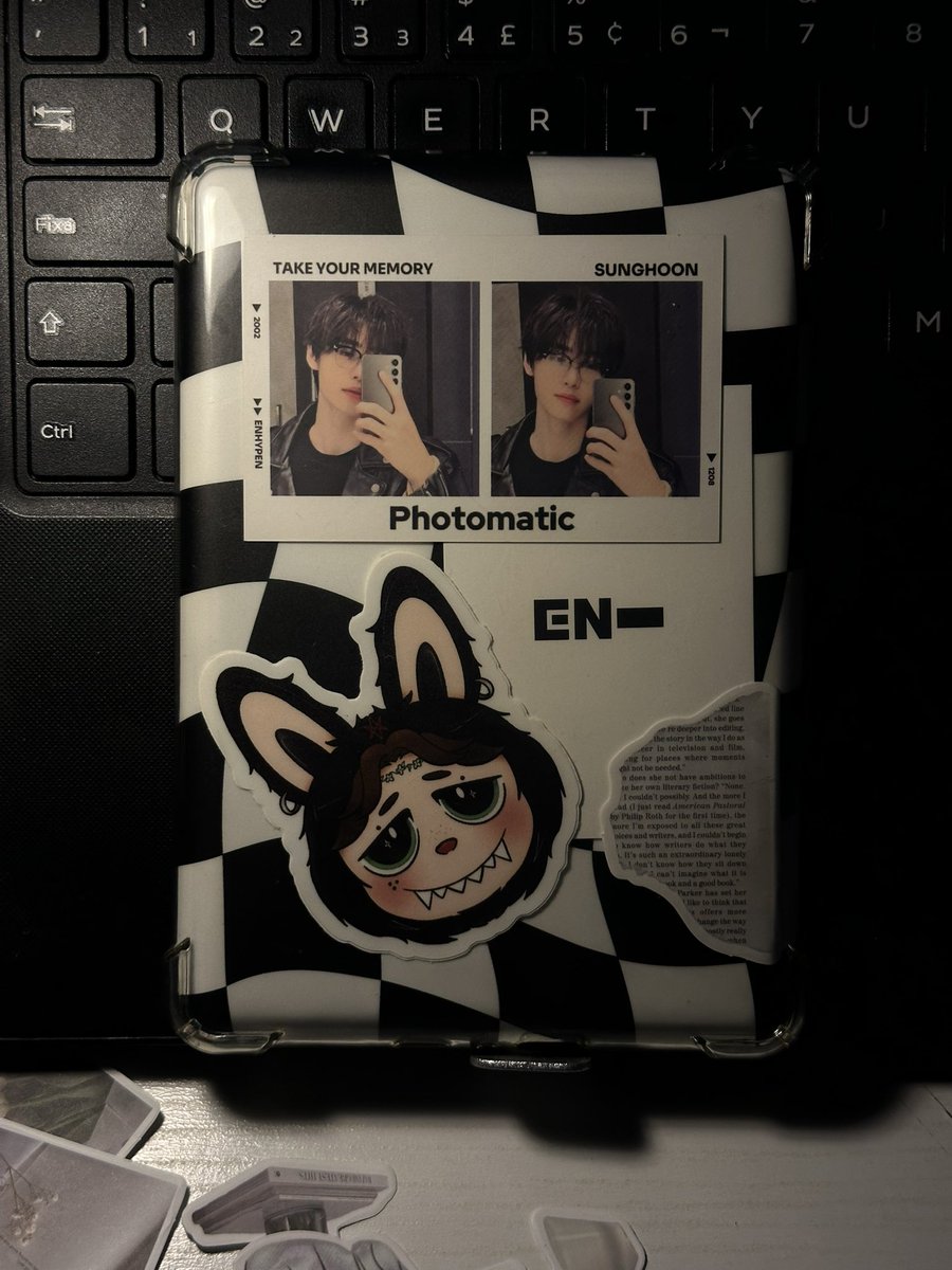 hoonvamps's tweet photo. tentando decorar meu kindle mas somos emo https://t.co/C08q3ZU9Le