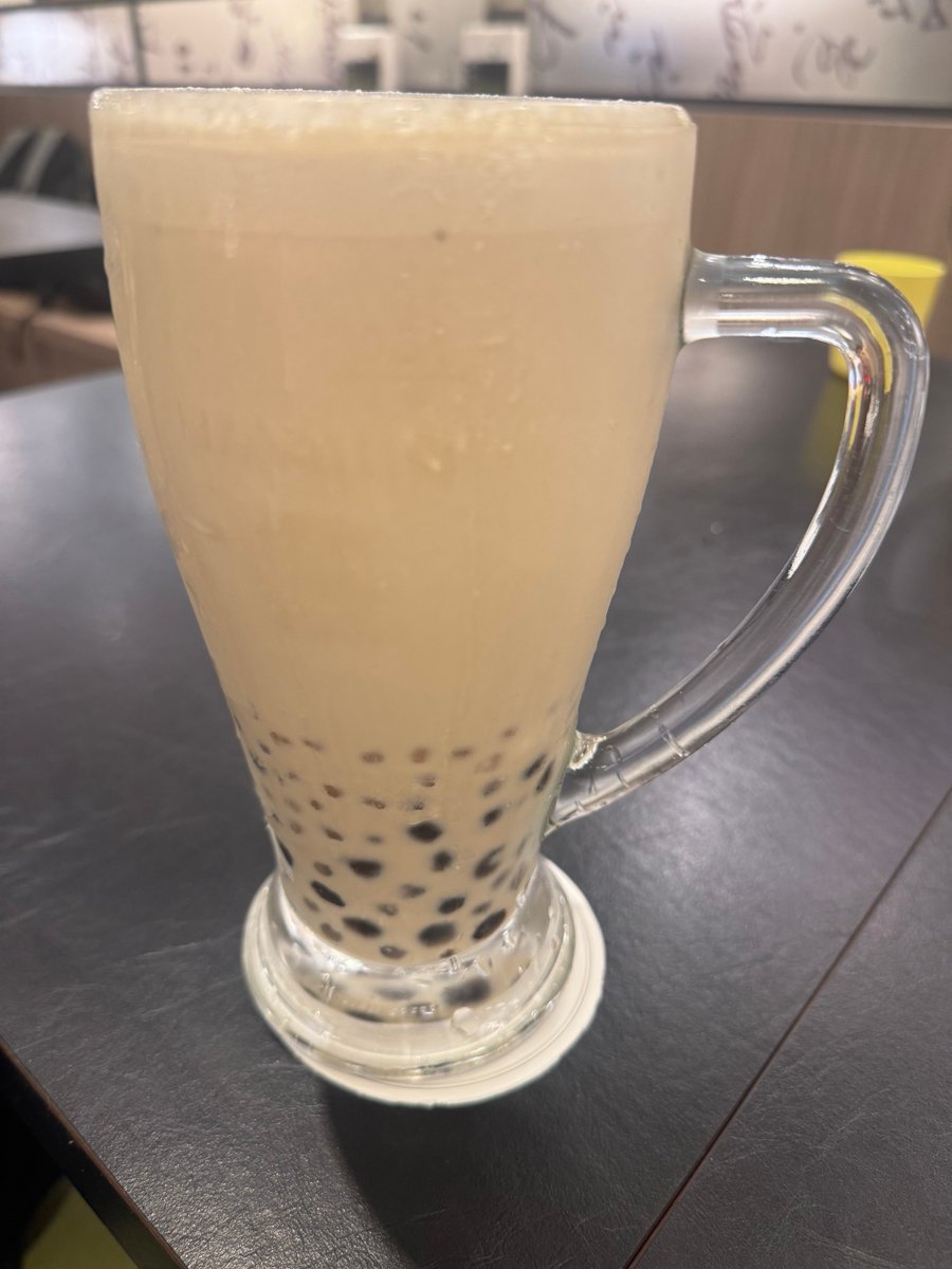 sat_since_2020's tweet photo. 8年ぶりに台湾を訪れて驚いたこと。

ゴンチャ（Gong cha／貢茶）の店舗、そんなに多くない。

台湾人の友達に聞いても、「まあ、あるけど。」みたいな反応。

日本にいると、タピオカミルクティーと言えばゴンチャだけどな。

そう思いながら、まずは勧めてもらった翰林茶館（Hanlin Tea House）へ。 https://t.co/rITgn5PPL5