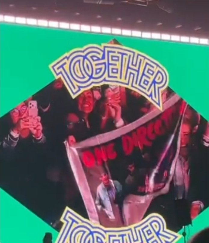 Lisluvfitf's tweet photo. bandeira de midnight memories no telão e um feliz 16 anos de one direction KKKKKKKK amamos harry directioner lendário https://t.co/28SWMDJ6db