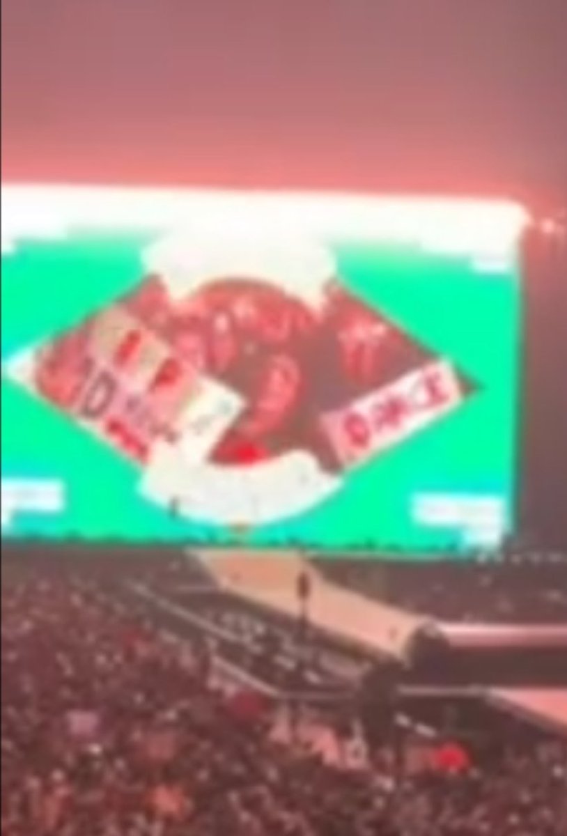 Lisluvfitf's tweet photo. bandeira de midnight memories no telão e um feliz 16 anos de one direction KKKKKKKK amamos harry directioner lendário https://t.co/28SWMDJ6db