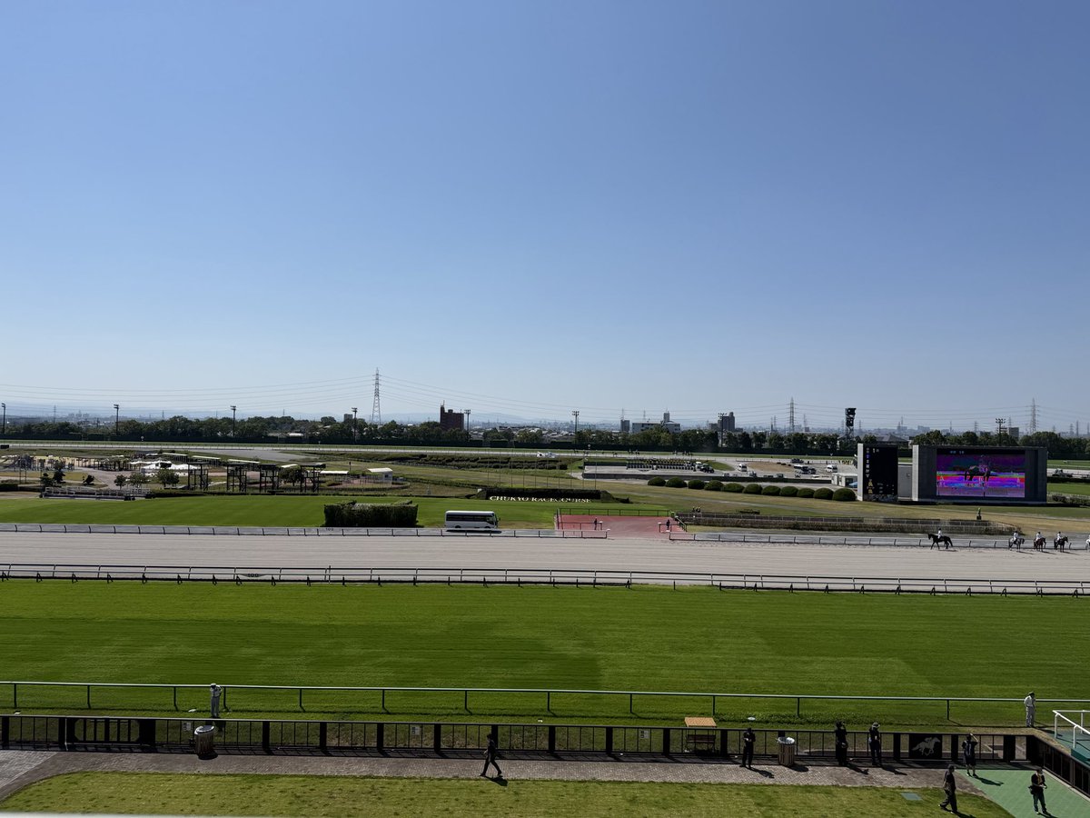 Shin73231471's tweet photo. 灼熱の中京競馬場🔥
朝イチなのに、暑すぎる💦
#中京競馬場 https://t.co/JHHqyHte9e