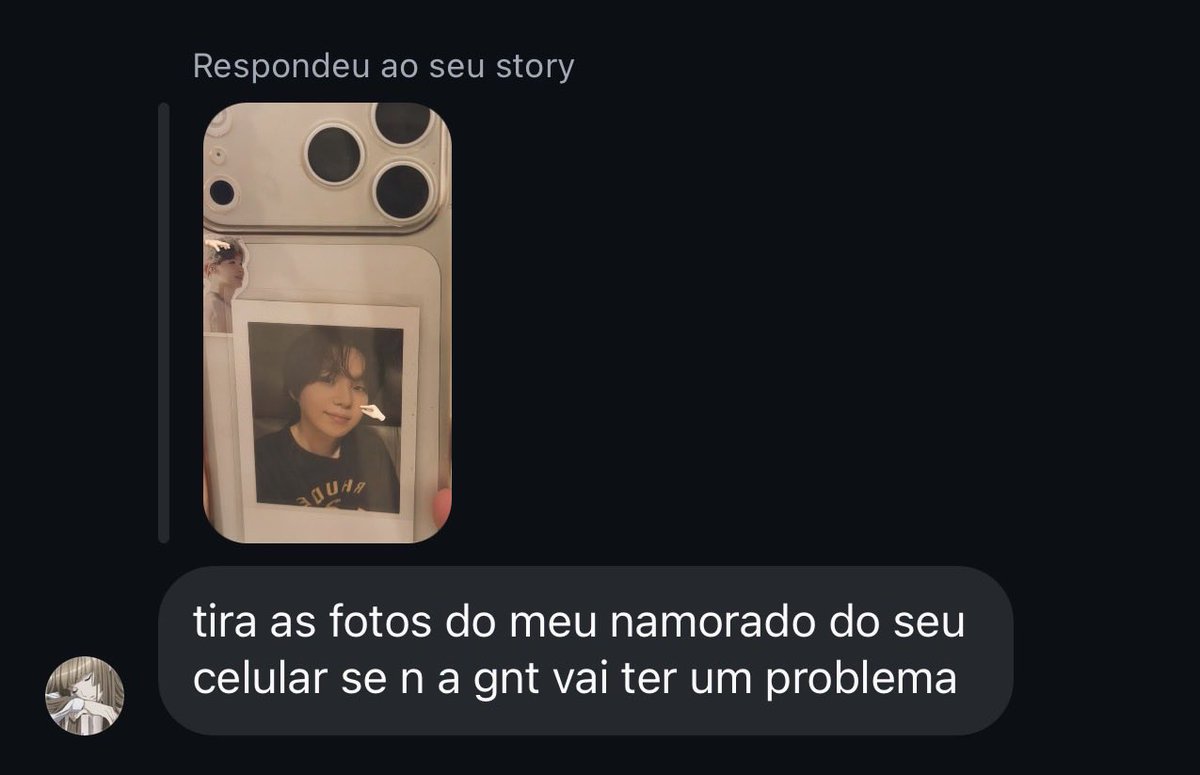 angellrkive's tweet photo. Gente, veio uma louca dizendo que o meu marido Yoongi era namorado dela e ainda me ameaçou pra eu tirar a foto dele da minha capinha… sendo que ele é literalmente meu marido e a gente tem até 2 filhos juntos 😭
A coragem dessa pessoa de querer mexer no meu casamento assim… https://t.co/bmGsUfRoOp