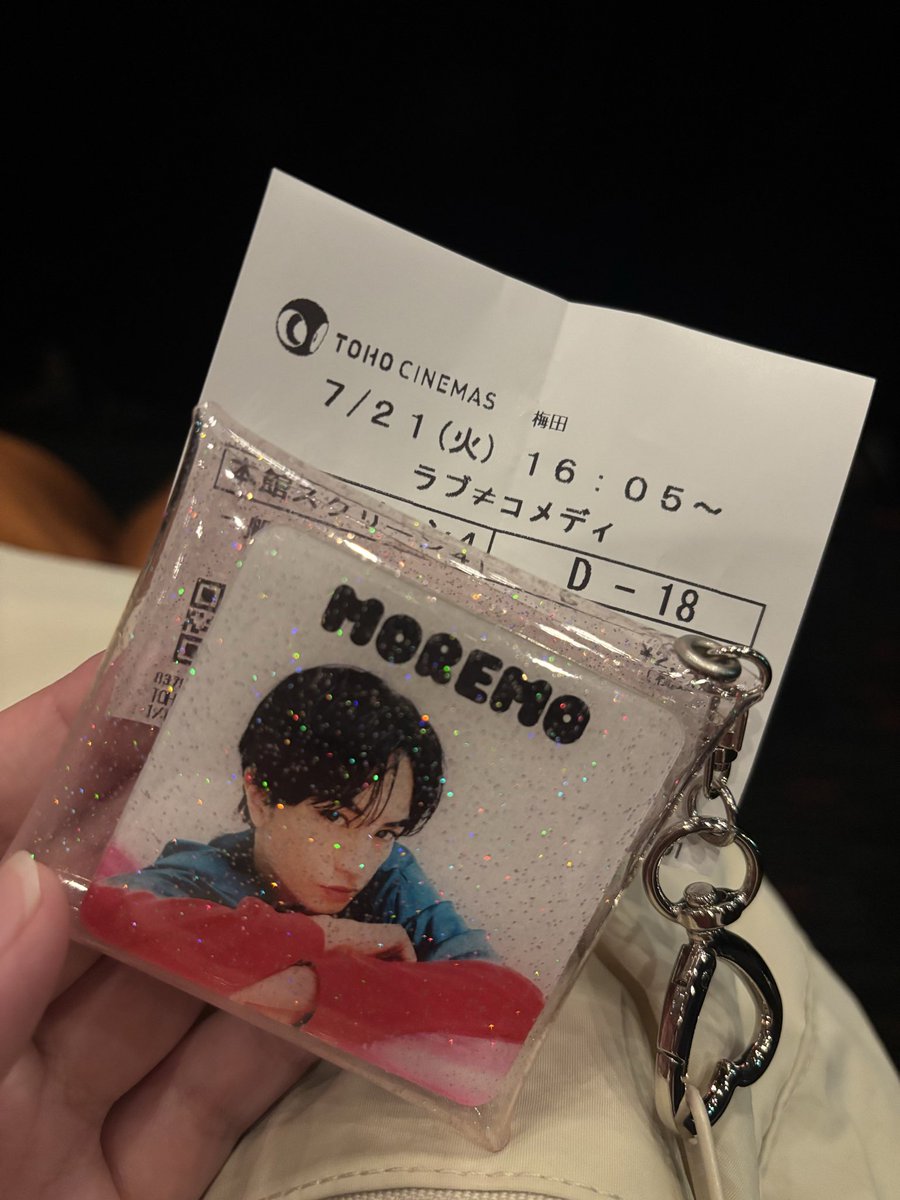 maako8_9's tweet photo. Number_iのグッズ買った後はもちろん映画も行ってきた🚶‍♀️iLYs4人横並びで🙌何が嬉しいって定価で高いのに推しじゃない映画ってなかなか普段見ないじゃないですか…みんな優しい♡
副音声もう一回聞きたいぐらい楽しかった！なんで三重県は上映終了なのよ…

#映画ラブノットコメディ https://t.co/WROCcMXPM1