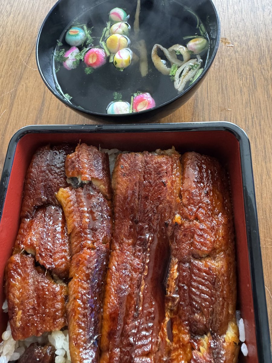 Oreda1962's tweet photo. おはようさん❗️
夏バテ防止に鰻重で
エナジー注入❗️
してたら
しら河のひつまぶしが
届いたw
ありがとうございます🫡 https://t.co/zhFLkmf0q0
