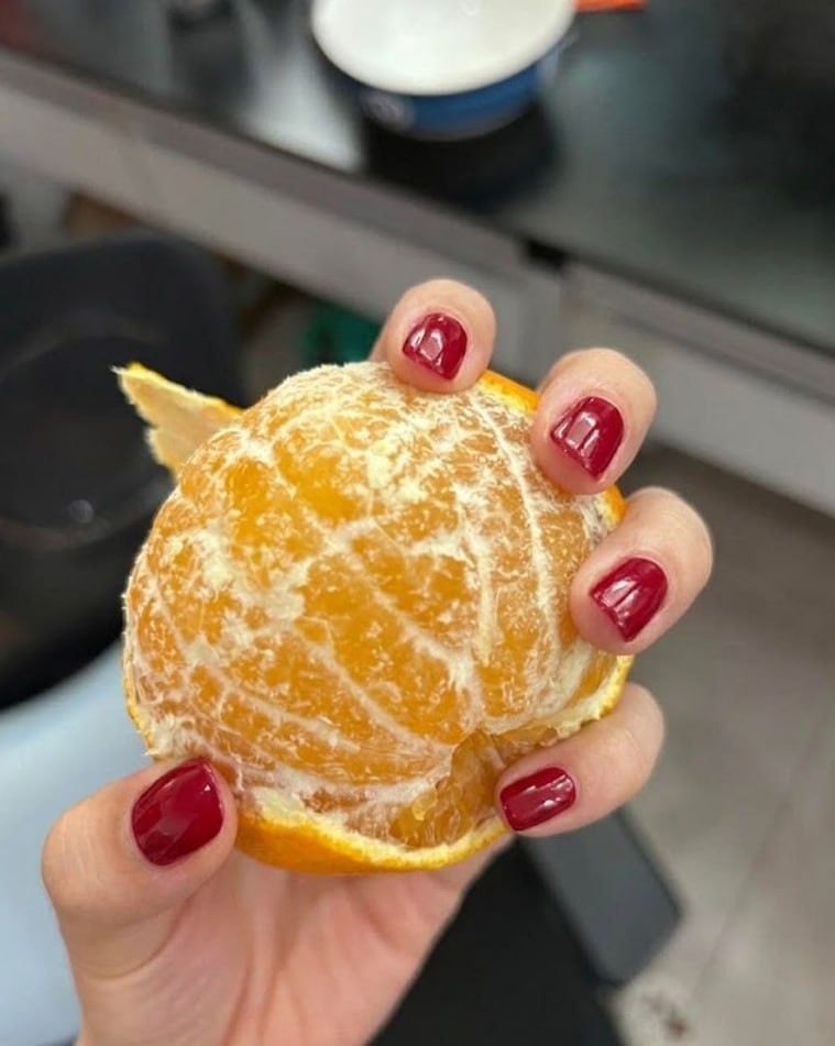 ColettaMee8's tweet photo. A beautiful combination of two sweet colors.🍊
The combination of red nails and orange is really cute!😍 https://t.co/apV5BvT60O