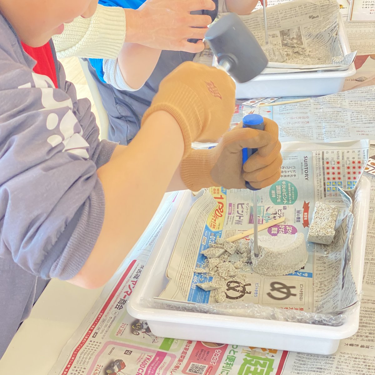 kanyo11's tweet photo. 🌊✨この夏は、南三陸ホテル観洋で「泊まる・遊ぶ・学ぶ」夏休み！✨🌊
南三陸ホテル観洋では、夏休み期間中、
ご宿泊のお客様にお楽しみいただけるイベントを多数開催します！

🌟【夏休み！キッズ体験プログラム】（参加無料）
8月3日（月）・4日（火）・5日（水）
🕒15:00～17:00　星座しおり・光る星座絵・土星ゴマづくり
🌙19:30～21:00　屋上での星空観察・星空案内
（荒天時は室内で天体のお話）
※対象：小学生（親子参加可）
※各日40名・先着順

🌠星空観察会「スターパーティー」（屋上「汐風の空」）
8月13日（木）19:00～
8月21日（金）19:00～
9月3日（木）19:00～
9月14日（月）19:00～

🎵ロビーコンサート（5階ロビー）
8月17日（月）19:30～　安城学園オーケストラ
8月18日（火）19:30～　安城学園オーケストラ
9月4日（金）19:30～　東京音楽大学付属高等学校コンサート
9月19日（土）19:30～　Lokahi フラダンス

⛏️ざくざく発掘体験「化石・鉱石を掘り出そう」（5階図書コーナー前）
8月13日（木）13:00～
8月15日（土）13:00～
化石や鉱石を掘り出そう！お子様に人気の体験イベントです。
さらに、三陸ならではの新鮮な海の幸や、
志津川湾を一望する絶景露天風呂もお楽しみいただけます♨️
今年の夏は、ご家族の思い出づくりに南三陸ホテル観洋へ。
皆様のお越しを心よりお待ちしております！

📅イベントの詳細・最新情報は、
南三陸ホテル観洋公式ホームページ「お知らせ」をご確認ください。
ご宿泊予約も公式ホームページから承っております。

🏨ご宿泊予約はこちら
https://t.co/ZsvFwqSyDD
#南三陸ホテル観洋 #海の見える宿 #海の見える温泉 #絶景温泉 #宮城の宿　#夏休み　#自由研究