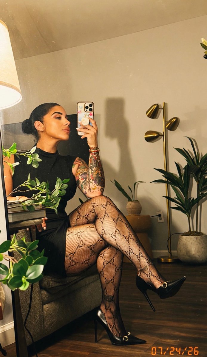 bossettexbella's tweet photo. big fan of me 🗡️ https://t.co/84qEhCY4ao