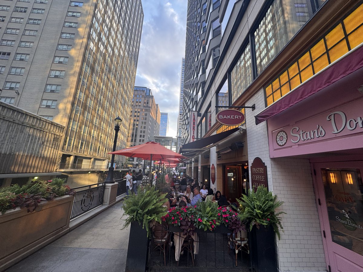 RichardERoeper's tweet photo. Not a big deep dish guy, but Labriola just off Michigan Avenue sure does it right. 👍🏻👍🏻🍕🍕 https://t.co/yJvCdzJUF0