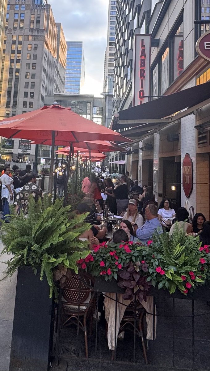 RichardERoeper's tweet photo. Not a big deep dish guy, but Labriola just off Michigan Avenue sure does it right. 👍🏻👍🏻🍕🍕 https://t.co/yJvCdzJUF0