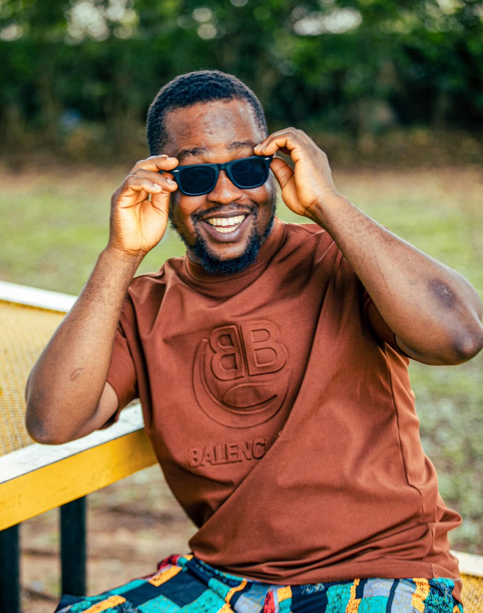 IsraelEniola4's tweet photo. A guy texted me last week:
"Israel, you no dey shoot human beings again? Na only buildings and documentary videos you dey shoot now?" 

I was like, "Yes na, I still shoot human beings o." 📸

So, after a little break from portrait photography, here's one of my latest shoots. https://t.co/91eAW4Sogp