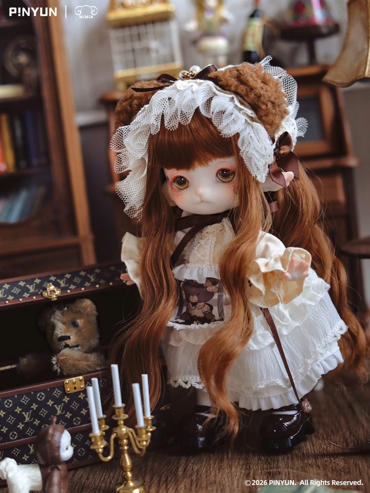 hermeow_shop's tweet photo. 📢🆕ブラインドドール新作速報🆕📢
海外デザイナーズトイメーカー「PINYUN」社より、
「MiMiA：夢幻プリンセスハウス」MJD関節ブラインドドールシリーズの個別紹介👑🏠

今回は、通常種類の「シャーロット・夢見るクマ」🧸

枕元の小さなクマと、幾つもの暗い夜を乗り越えてきた🧸🌙
その優しい寄り添いは、いつまでも消えない子守歌のよう🎶

ーー＜商品情報＞ーーー
ドールの全高は、頭部を含め約16cm。
髪は本格的な高温糸ウィッグ仕様で、後頭部パーツも付属🎀
アイ👀は交換可能で視線も調整でき、羊角パーツはマグネット式となっています🐑

ラインナップは、通常6種＋スペシャル2種＋シークレット1種の全9種🌟
当店は正規代理店として、近日中に販売受付を開始予定💪続報をお楽しみに❣

関連投稿はこちら：
https://t.co/nx1TuTZUFQ