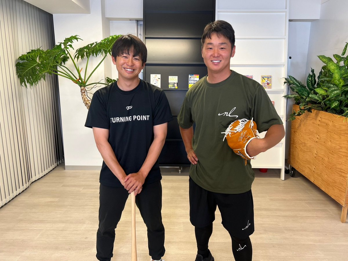 k3401m's tweet photo. 自分自身の進路選択を振り返る③

「野球を続けるために勉強を頑張った話」

野球に専念できる高校選びと同時に意識していたのは、中学での成績です。

推薦で受験するためには、一定以上の内申点が必要になります。

幸いにも、小学生の頃から塾に通わせてもらっていたこともあり、「テスト前は勉強するもの」という感覚が、無意識のうちに身についていたのかなと思います。

でも、当時の自分は勉強が好きではありませんでした。

「すべては野球を続けるため」

ただ、それだけでした。

行きたい高校が決まると、

「その学校へ行くためには、あとどれくらい成績が必要なのか」

目標がはっきりしたことで、自然と勉強にも向き合えるようになりました。

もう一つ、大きな刺激を受けた出来事があります。

静岡に住んでいた従兄弟が、早稲田実業へ進学するために、本当に一生懸命受験勉強をしていました。

中学時代にはシニア日本代表に選ばれ、後に早実のエースとなる選手です。

自分にとっては、まさにスーパースターでした（今では野球指導業界でも有名な指導者の一人です）！

そんな実力のある選手でも、目標のために勉強を頑張っている姿を見て、

「野球だけ頑張ればいいわけじゃない」

そう感じたことを今でも覚えています。

今振り返っても、中学時代に勉強を頑張れたのは、勉強が目的ではなく、野球という目標があったからです。

指導者になってからは、オール3に届かず、進路の選択肢が限られてしまう選手も見てきました。

また、高校の先生とお話しする際も、

「あの子の成績はどのくらいですか？」

とよく聞かれます。

野球の実力だけで進路が決まるわけではない。

だからこそ、子どもたちには少し先を見据えて、必要最低限の勉強にも向き合えるようサポートしていくことが大切だと感じています。

「勉強しなさい」

ではなく、

「高校野球のために必要なことなんだ」

そんなふうに伝えられる大人でありたいと思っています。

次回は、「高校で体育科を選んだ理由」について振り返ります。