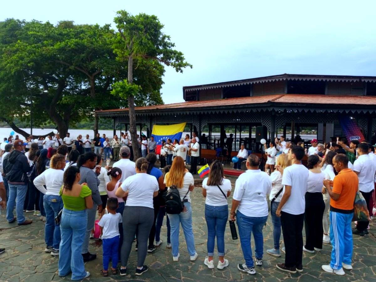 EnCiudadanoBol's tweet photo. #24Julio |A un mes de la tragedia del doble terremoto, desde el estado #Bolívar oramos unidos por cada venezolano que perdió un familiar, su hogar y su patrimonio.
Seguimos apoyando voluntarios y enviando apoyo a los hermanos de la zona central.
#NoEstanSolos.
@TonyGeara https://t.co/GqqtTjuhy1