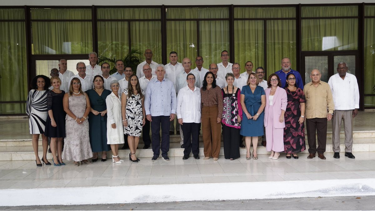 BrunoRguezP's tweet photo. Junto al Presidente @DiazCanelB y dirigentes del Partido y el Gobierno, participamos en la Ceremonia de Juramento de las nuevas Jefas y Jefes de Misiones Diplomáticas de #Cuba designados en el Servicio Externo.

Asumen un alto compromiso con la defensa de la Patria, la Revolución y el Socialismo, como representantes dignos y leales de nuestro pueblo, dispuestos a defender a Cuba en cualquier escenario y desde cualquier nación.

#DiplomaciaRevolucionaria