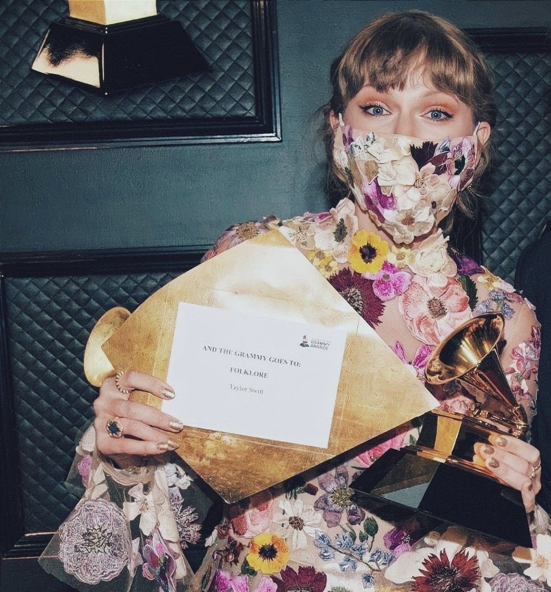 Ath28TS's tweet photo. forever obsessed with folklore hair,dress and the whole era 💗🎀💐✨ https://t.co/QLqSFllAlF