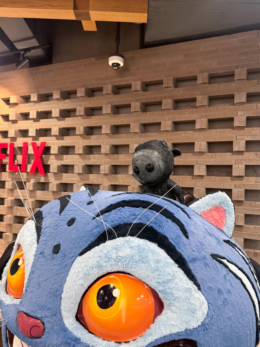 NetflixKR's tweet photo. 대배우 꺼먹살이 넷플릭스 방문 https://t.co/CHCoSoFV5w