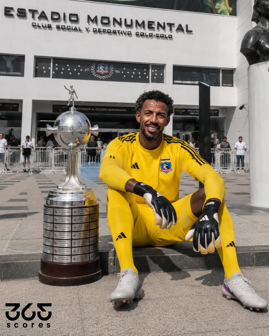 365scoresMX's tweet photo. ¡¡OFICIAL!! ¡¡VOZINHA LLEGA AL FÚTBOL SUDAMERICANO!! 🚨🧤

Colo Colo 🇨🇱 ANUNCIÓ la llegada de Vozinha (40) 🇨🇻 tras su gran participación con Cabo Verde en el Mundial 2026 🏆

📌 El experimentado arquero firma un contrato de 18 meses para DEFENDER el arco del conjunto chileno

¿Qué opinas de su llegada a Sudamérica? 👇🤔
