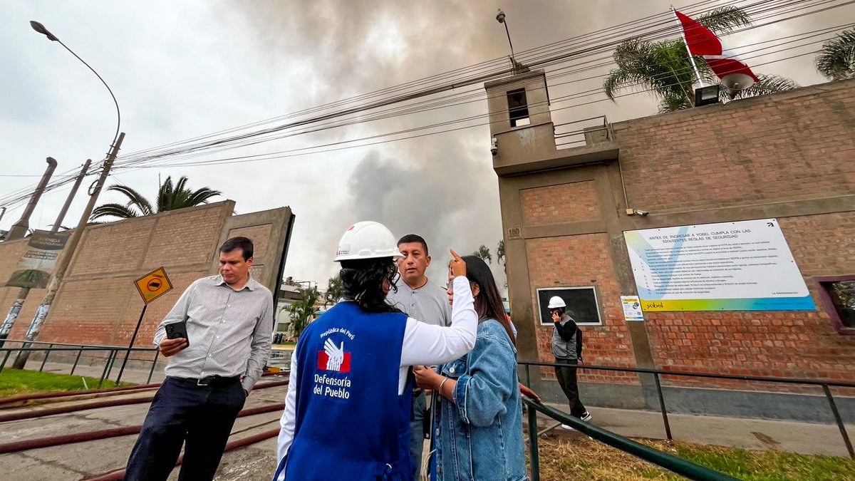 Defensoria_Peru's tweet photo. #LosOlivos 📢 | 🚨 𝗗𝗘𝗙𝗘𝗡𝗦𝗢𝗥𝗜́𝗔 𝗗𝗘𝗟 𝗣𝗨𝗘𝗕𝗟𝗢 𝗘𝗫𝗛𝗢𝗥𝗧𝗔 𝗔 𝗟𝗢𝗦 𝗧𝗥𝗘𝗦 𝗡𝗜𝗩𝗘𝗟𝗘𝗦 𝗗𝗘 𝗚𝗢𝗕𝗜𝗘𝗥𝗡𝗢 𝗔
𝗜𝗡𝗧𝗘𝗥𝗩𝗘𝗡𝗜𝗥 𝗗𝗘 𝗠𝗔𝗡𝗘𝗥𝗔 𝗢𝗣𝗢𝗥𝗧𝗨𝗡𝗔, 𝗖𝗢𝗢𝗥𝗗𝗜𝗡𝗔𝗗𝗔 𝗬 𝗔𝗥𝗧𝗜𝗖𝗨𝗟𝗔𝗗𝗔 𝗔𝗡𝗧𝗘
𝗜𝗡𝗖𝗘𝗡𝗗𝗜𝗢 𝗘𝗡 𝗟𝗢𝗦 𝗢𝗟𝗜𝗩𝗢𝗦
La Defensoría del Pueblo exhorta a las entidades de primera respuesta —el Ministerio de Salud, el Ministerio de la Mujer y Poblaciones Vulnerables, la Policía Nacional del Perú, el Cuerpo General de Bomberos Voluntarios del Perú, la Municipalidad Metropolitana de Lima, la Municipalidad Distrital de Los Olivos y el Organismo de Evaluación y Fiscalización Ambiental (OEFA)— a fortalecer la articulación interinstitucional y ejecutar acciones oportunas para proteger la integridad de la población y prevenir posibles impactos ambientales derivados del incendio de gran magnitud ocurrido durante la madrugada del 24 de julio de 2026 en la fábrica de cosméticos y perfumes Yobel (antes Yanbal), ubicada en el distrito de Los Olivos.
🔗 Nota de prensa 👉 https://t.co/uwXHzDSRVk
#DefensoríaDelPueblo
#TeDefiende
#salud
#lima