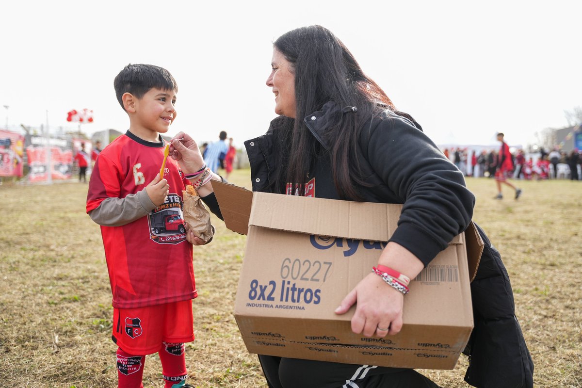edelpclub's tweet photo. Los clubes alegran infancias y promueven derechos ❤️⚽

Esta tarde inauguramos el primer Laboratorio de Derechos y Deporte en el Club Autonomía del barrio El Churrasco de Tolosa, una iniciativa impulsada por la Fundación Estudiantes de La Plata junto a Emmes Constructora, empresa que hizo posible la construcción de este espacio en el marco del Programa de Asistencia y Cooperación a Clubes de Barrio.

El Laboratorio nace para desarrollar acciones y proyectos que promuevan el acceso a los derechos de niños, niñas y adolescentes.

Durante la jornada, chicos y chicas de los clubes Autonomía y Toronto compartieron una tarde llena de juegos, actividades, una merienda y se llevaron kits de cuidado de la salud bucal y útiles escolares, promoviendo hábitos que acompañan su desarrollo integral.