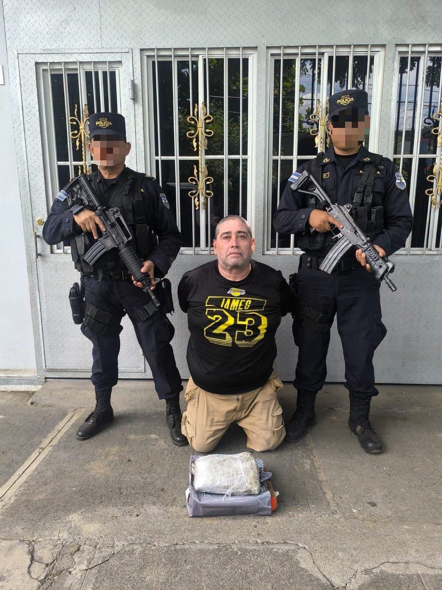 ultimahsv's tweet photo. #SeguridadCiudadana | 🇸🇻🚨  La @PNCSV capturó en flagrancia en #SanMiguel a Milton Orlando Hernández Alfaro, alias "Ñaña", integrante de la red de distribuidores de Iliana Iveth Chávez Hernández. 

Le incautaron marihuana que transportaba, tras darle seguimiento desde que recibió el cargamento en la terminal Nuevo Amanecer, en #Soyapango.