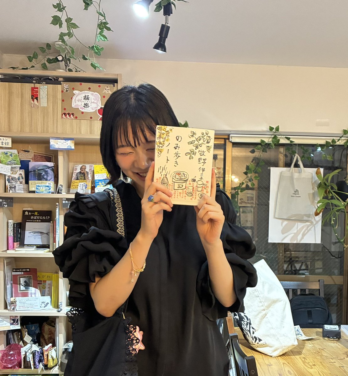 senichibooks's tweet photo. 昨日もご来店ありがとうございました📕
#せんがわ文化祭 にも遊びに来て下さった、ステキなお客さまをパシャリ📷
本、��酒、カラオケが大好きで、旅先でもローカルのスナックに立ち寄るそうです🍷❗️「のみ歩きノート」牧野伊三夫
をご購入いただきました😀
そしてその後、早速・・🙌
#本屋 #京王線 https://t.co/0mFT6mZlKt