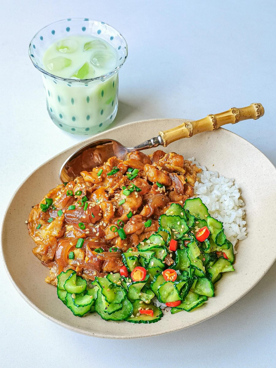 sherry24625301's tweet photo. Just had the best quick lunch! Homemade chicken rice with crisp cucumber and a squeeze of lemon—simple, fresh, and satisfying on a busy weekday https://t.co/D9E68f7tbI