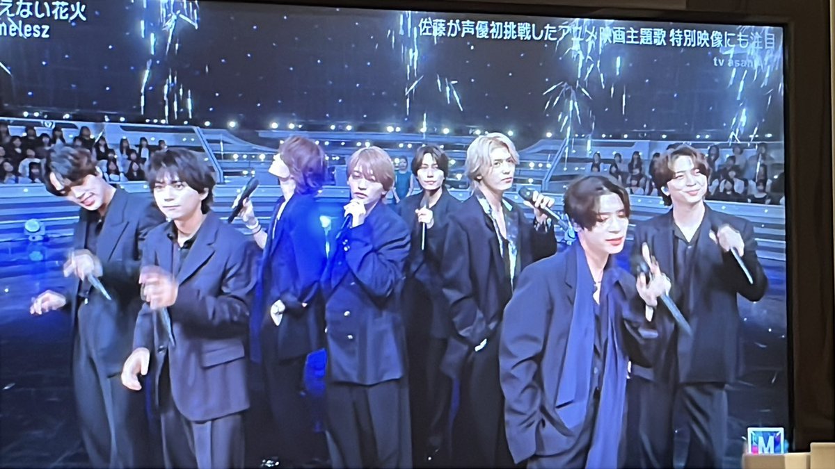 bluepancake025's tweet photo. 昨日のシノの何がよかったか再度検証
彼だけ襟に柄がある
そこに金髪+ネイビーで華やかさが増す
集合時に目が行くし
胸元開いてるの似合う
なんといっても3枚目の角度がとても美形
あとこの髪型になってチラついたホスト感も良いのだろうな(4枚目)

#消えない花火_タムステ　#Mステ　#篠塚大輝 https://t.co/lrg9aFGAPl