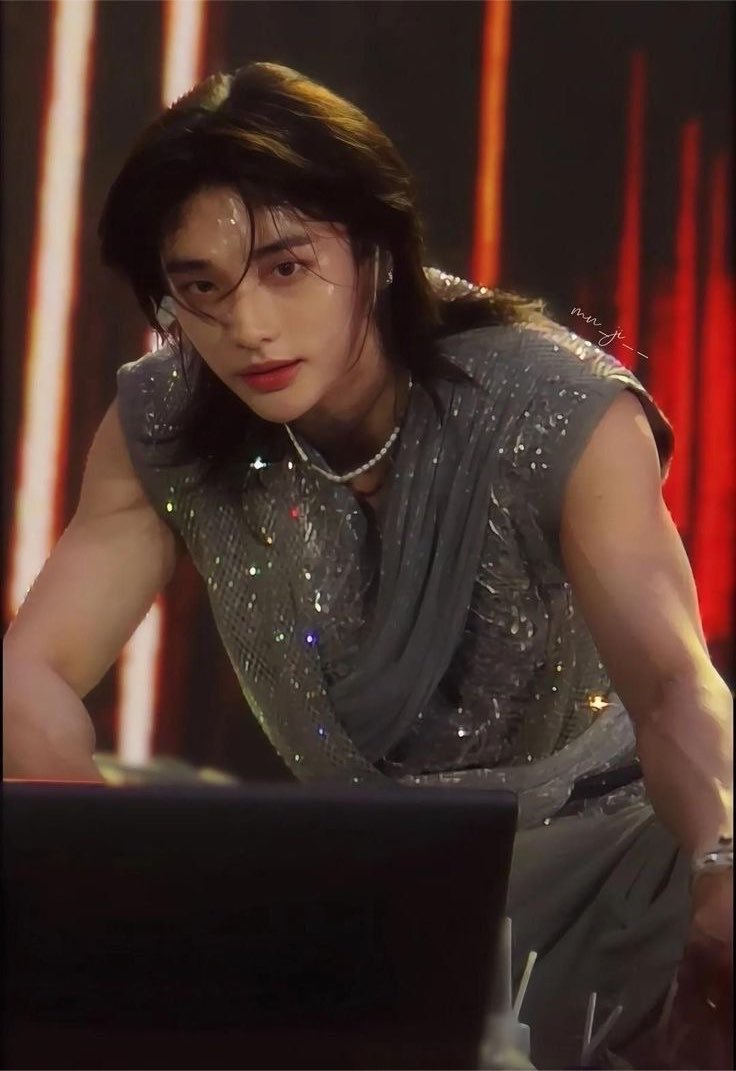 evgmonn's tweet photo. hyunjin + any haircut = pure perfection. dude's a greek god, end of story https://t.co/ejBqefRHx8
