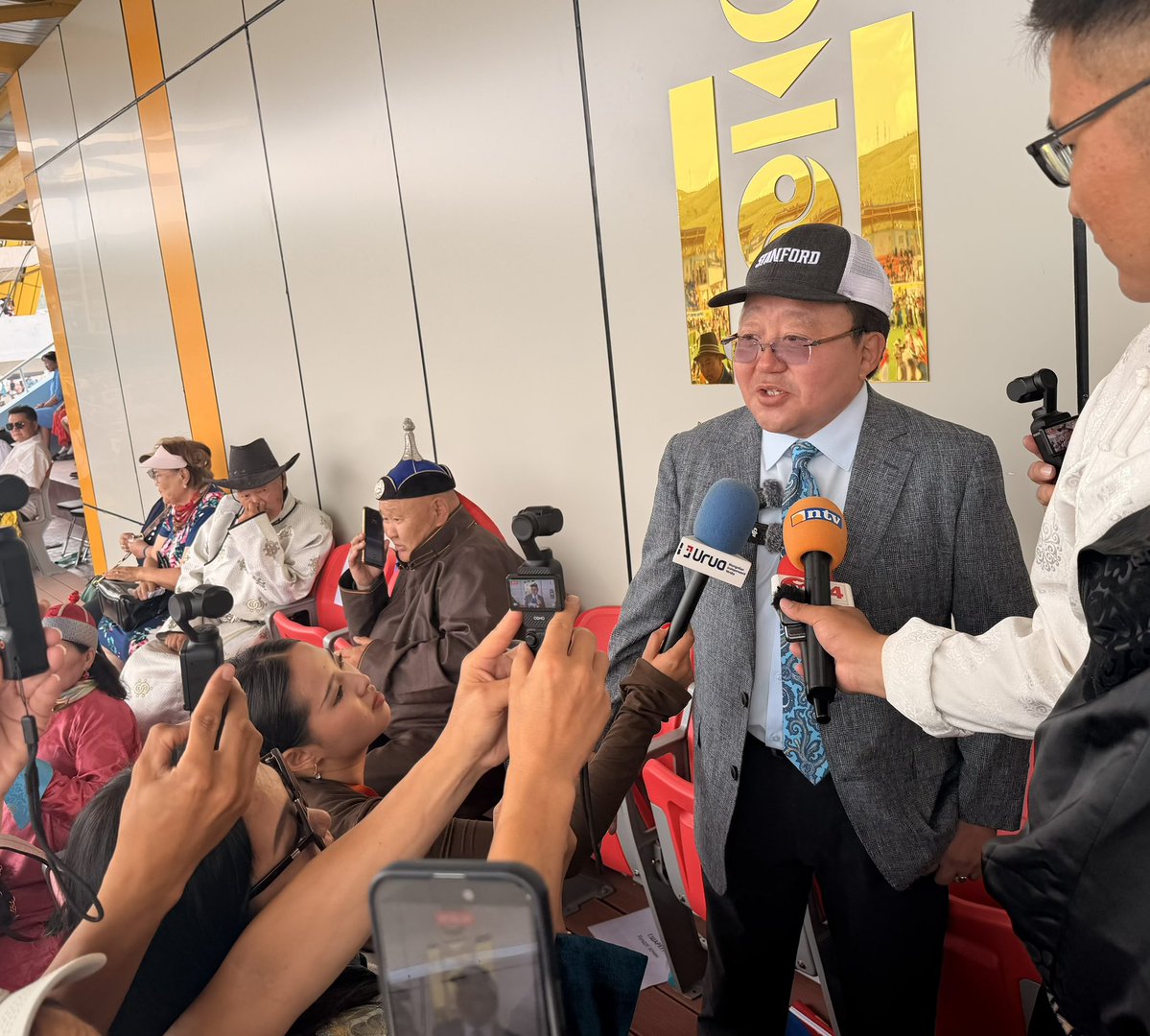elbegdorj's tweet photo. Эрдэнэт хотын хагас зууны ой сайхан болж байна. Энэ бол Эрдэнэсийн хот, Эрдэнэт үйлдвэр бүтэн болсны баяр. Эрдэнэтийн анхдагчид, тэдний хойч үе, Эрдэнэтчүүддээ баяр хүргэе. Эрдэнэтийг бүтэн болгохын төлөө, харьд байсан хувийг Эх орондоо авч ирэхийн төлөө их эрсдэл үүрч, зориг гаргаж, хүчин зүтгэсэн бүх хүмүүст чин сэтгэлээсээ гүн талархал илэрхийлье. 

Эрдэнэт үйлдвэр бүтнээрээ Монголынх болоод арван жил өнгөрчээ. Энэ баялаг жинхэнэ ёсоор ард түмнийх болох ёстой. Эрдэнэт үйлдвэрээс Монгол улсын иргэн бүр хувь эзэмших эрх хуулиар нээгдэнэ гэдэгт итгэж байна. Өнөөгийн Эрдэнэт бол Монгол хүн эрх чөлөө, бүрэн эрхт байдалдаа эзэн болж чадахын бодит илэрхийлэл бас баталгаа нь юм шүү.