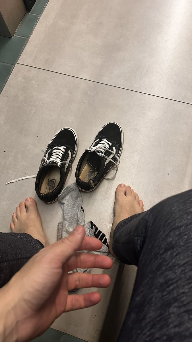 feetboyr's tweet photo. Uma pena eu ter rasgado meu Vans, mas eu continuo usando para treinar porque gosto dele e foi caro. 
Vocês usariam um tênis rasgado assim? 👀 https://t.co/1TD3TQHYro