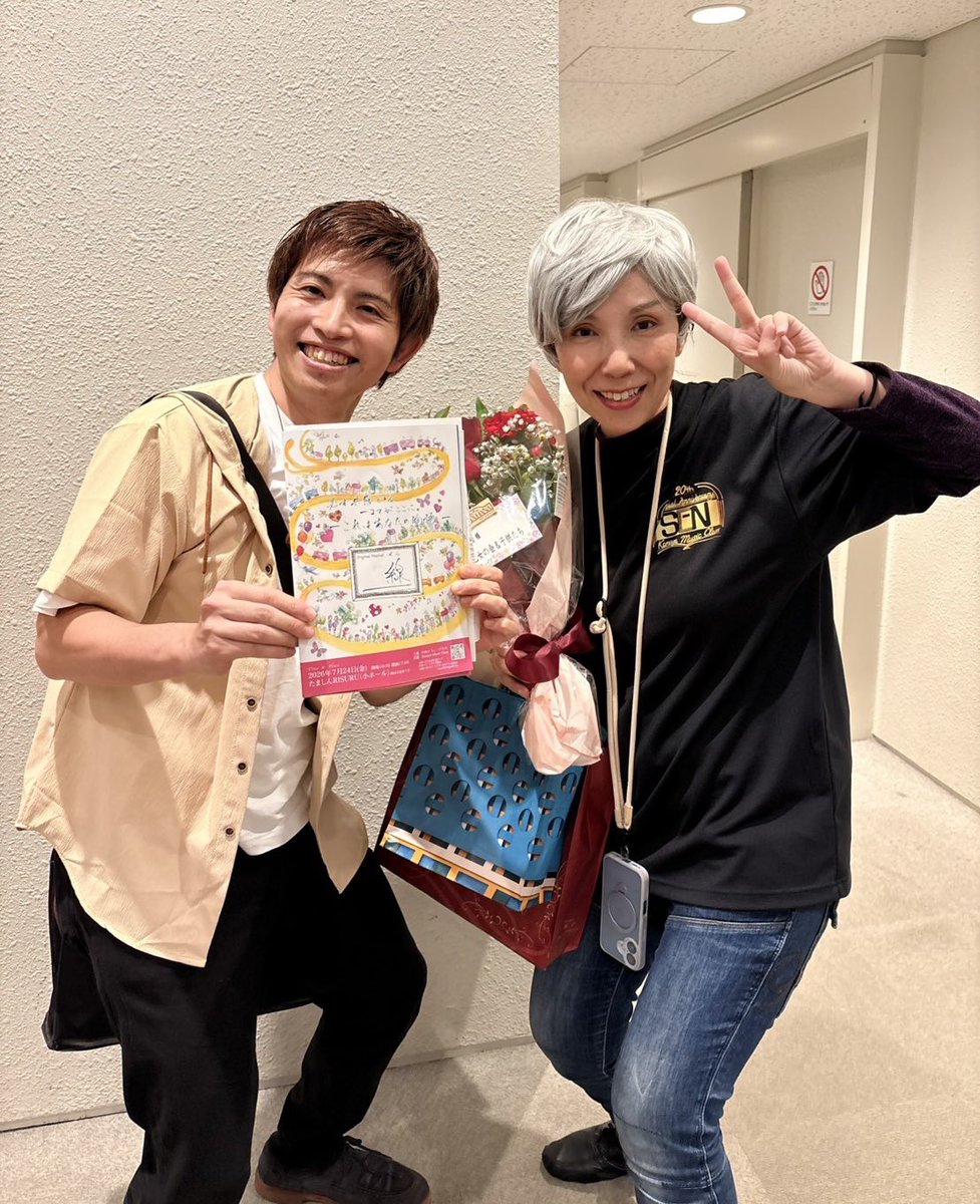 takeki328's tweet photo. 昨日はいつもお世話になっております
金谷音楽教室様主催の
ミュージカル公演『線』を観劇🕊️

金谷さんのお母様をモデルにした物語で
金谷さんご本人が演じ、娘の春香さんが
脚本・演出(もちろん出演も)を手掛けるという
親子三代で紡がれた素晴らしい作品でした。

約10ヶ月にわたる準備、本番に至るまでは
計り知れないご苦労があったかと思います🙇‍♂️

今回初めて歌やダンスに挑戦する子もいる中で
ここまでの完成度に仕上げられていたのは
本当に、本当に凄かったです👏✨

何気ない毎日の一つひとつ、
出会いや経験のすべてが「線」となって
人生へ繋がっていく物語に、
最後は思わず涙してしまいました。

劇団員・教室の皆様との絆も伝わってくる
大変温かく素敵な公演でした☺️

出演されていた皆様お一人お一人の
舞台上での表情がとても印象的だったなぁ…！

初開催にして大成功、
本当におめでとうございます❗️😊🎉㊗️

素晴らしい時間を有難うございました！感謝🙏