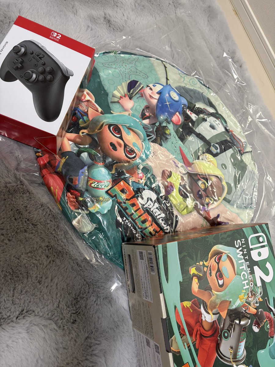 terry_smile_'s tweet photo. Switch2のスプラトゥーンセット到着〜!!
特典のこの巨大クッションが可愛すぎて
ヤバい…インクまみれのイカたちに囲まれて
幸せすぎるw
#NintendoSwitch2 #Switch2 #スプラトゥーン #スプラ #ProController #開封の儀 https://t.co/fqppo1UbQu