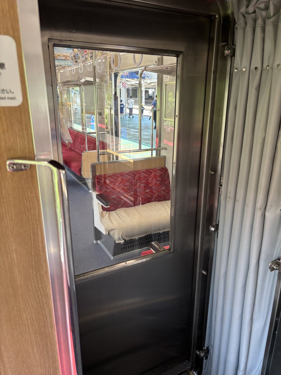 Chuo201_0525's tweet photo. 西武7000系 デビュー早々座席がやられたか。 https://t.co/lWLHZ81Etx