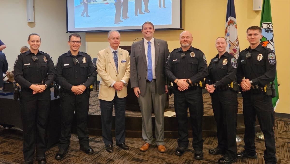 DRSuetterlein's tweet photo. Congratulations Roanoke County Criminal Justice Academy Class 77! Thank you newly minted Police Officers Alexander, Cucci, Ergenbright, and Hinton and returning Officer Christian for answering the call to serve our community! https://t.co/9fY27lM4AF