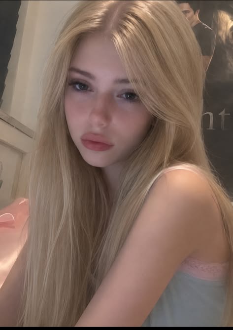 Kanjer66's tweet photo. Soft-glam selfie vibes tonight long blonde hair, rosy pout, cozy lighting
RoEY https://t.co/UoEC2JRZA5