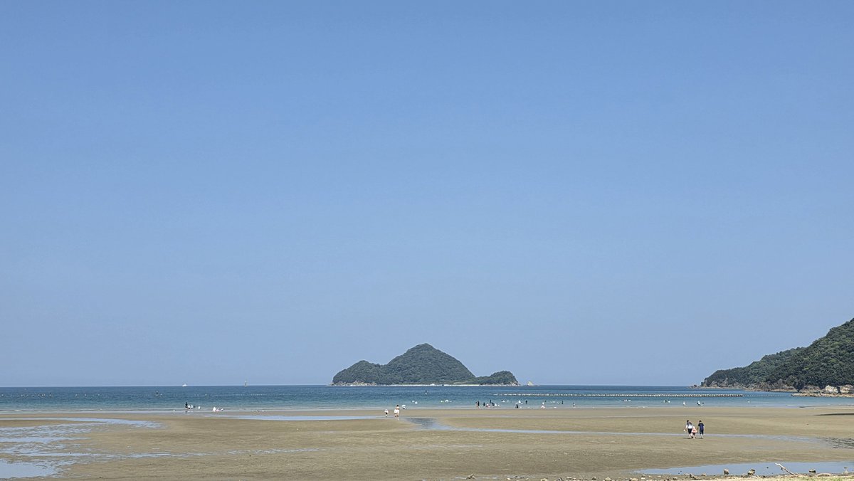CodePixel_1101's tweet photo. 今日の西広海岸です。海風が爽やか、穏やかな海水浴日和です。夏場だけ営業してる西広海岸臨時駐車場。海岸まで徒歩30秒です。この横断幕が目印。

#西広海岸 #和歌山県 #海水浴 #駐車場  #家族連れ #ファミリー  #広川ビーチ #西広海岸臨時駐車場 https://t.co/wCdDjB0xYV
